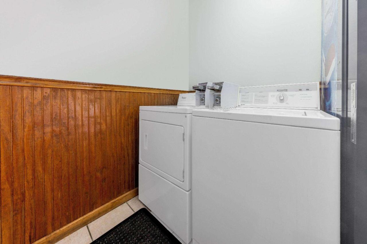 Super 8 By Wyndham Kansas City At Barry Road/Airport Buitenkant foto