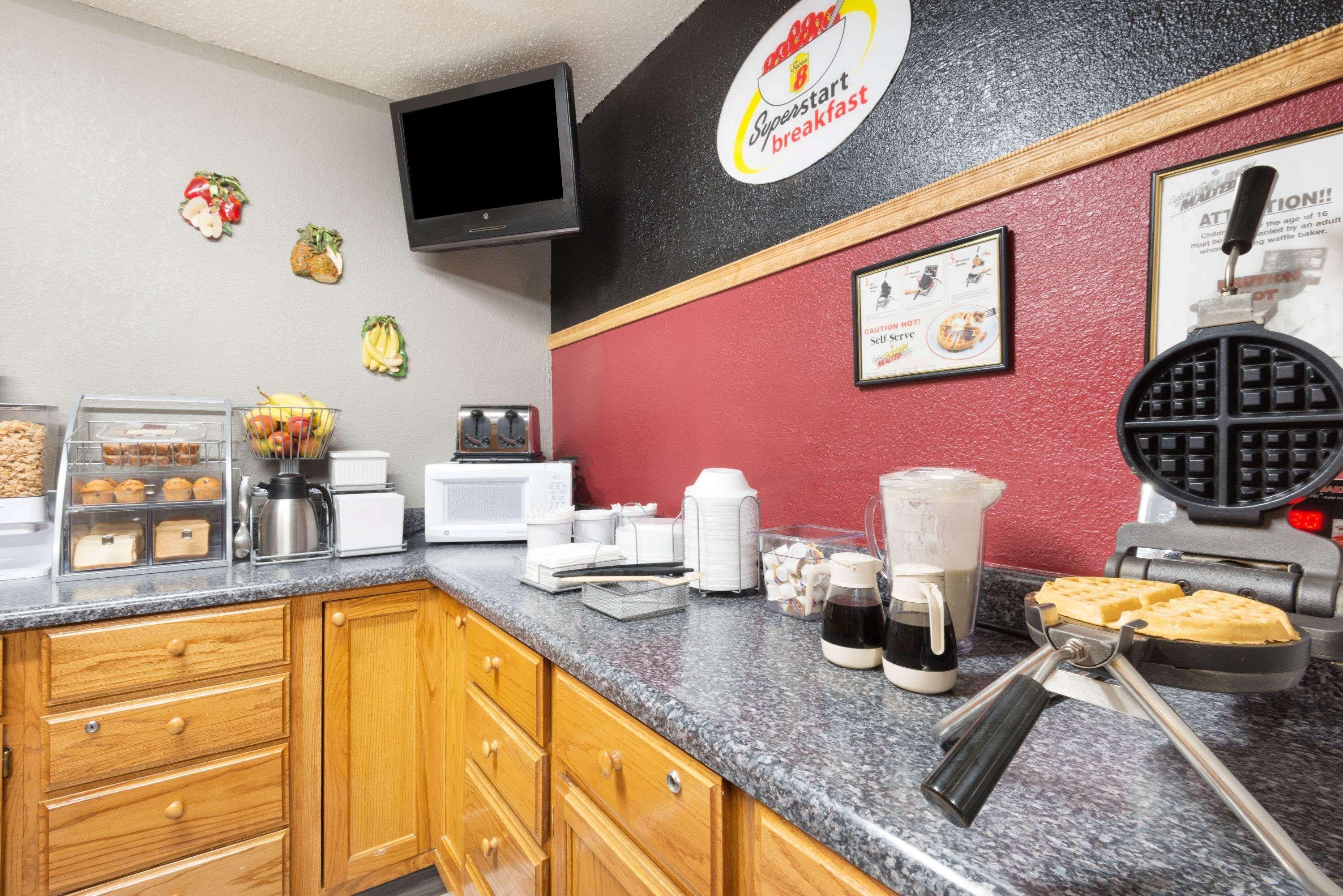 Super 8 By Wyndham Kansas City At Barry Road/Airport Buitenkant foto