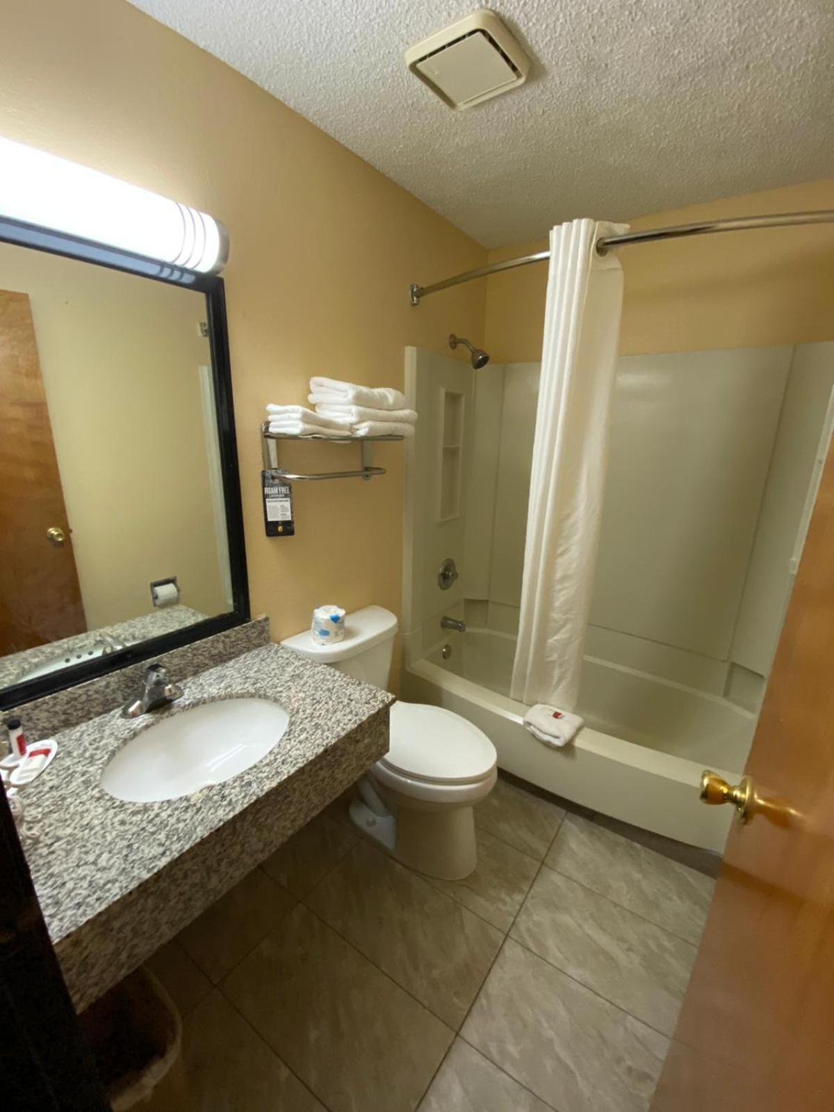 Super 8 By Wyndham Kansas City At Barry Road/Airport Buitenkant foto
