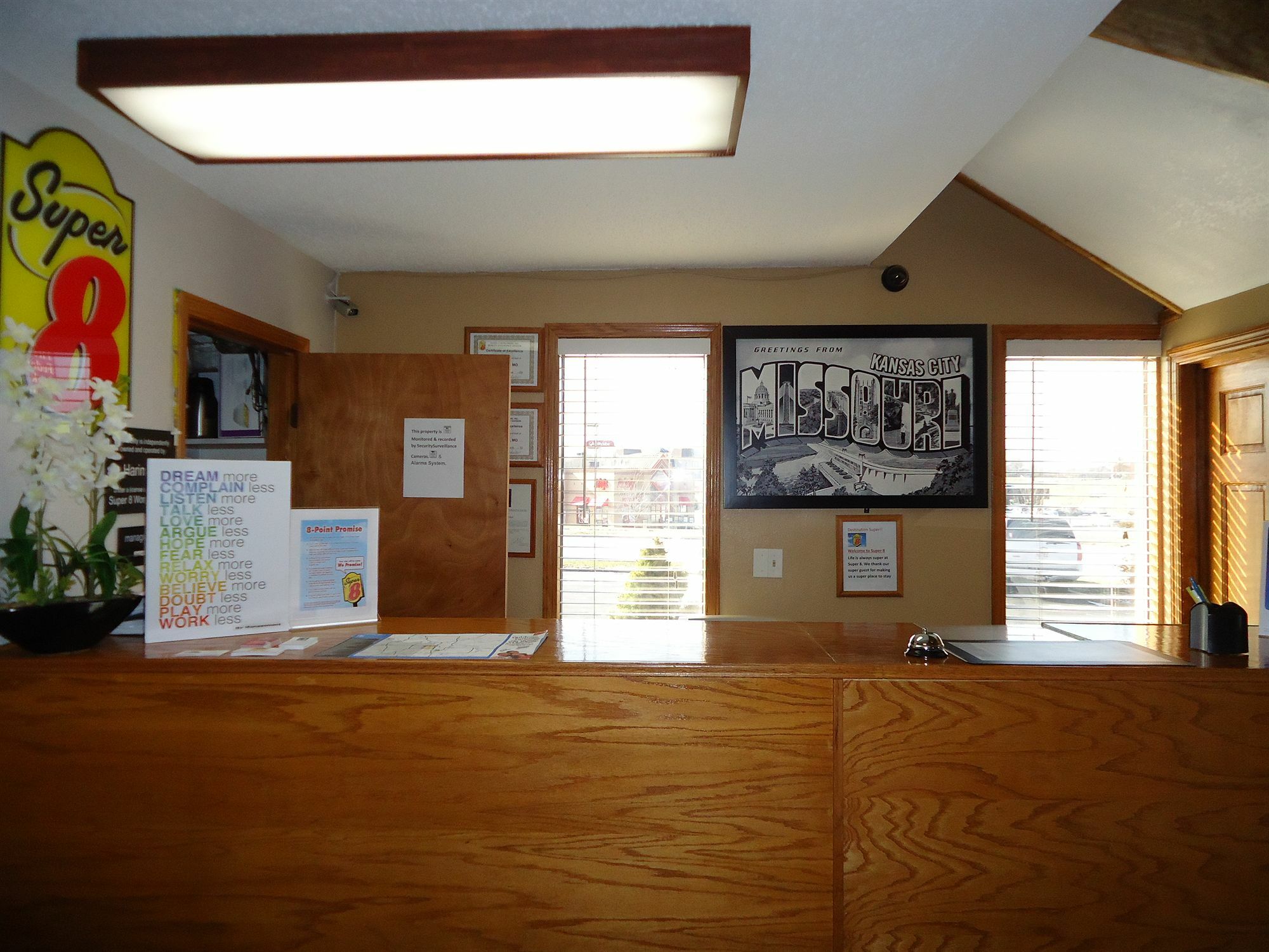 Super 8 By Wyndham Kansas City At Barry Road/Airport Buitenkant foto