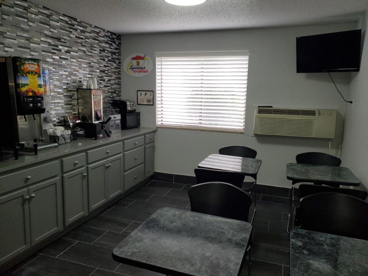 Super 8 By Wyndham Kansas City At Barry Road/Airport Buitenkant foto